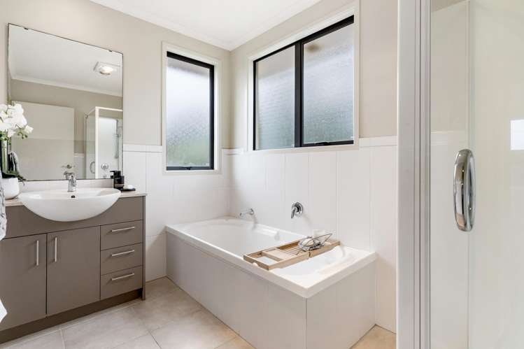 50 Greenbough Lane Greenhithe_12