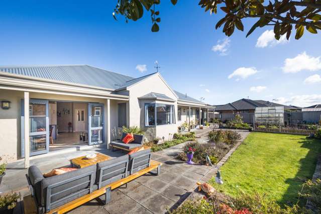 Generous & Modernised Living - Convenient Location