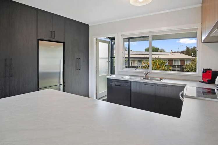 2/586 Bank Street 11385_10