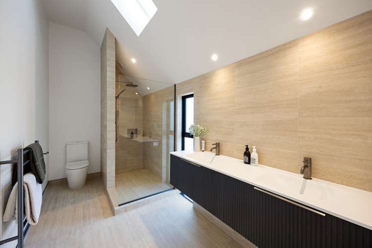 4/15 Lake Domain Drive Hamilton Lake_18