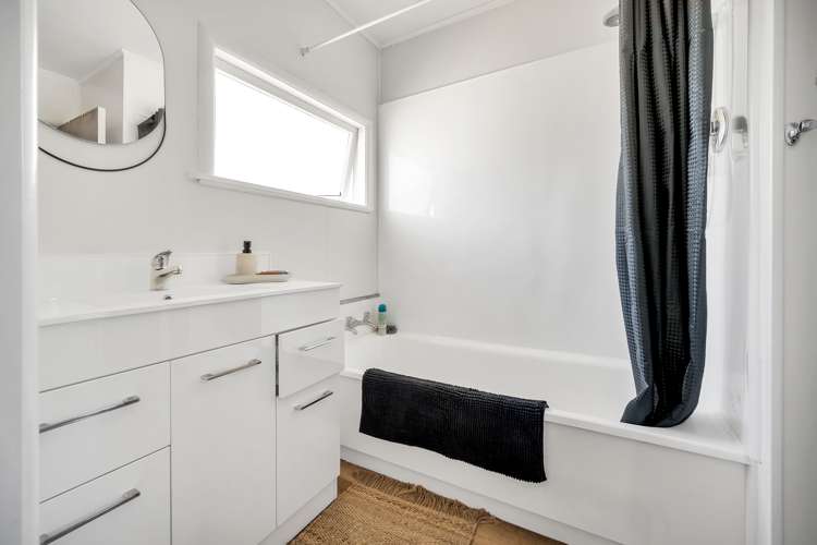 1/7 Tennyson Crescent Stoke_11