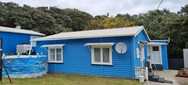 Charming 2 Bedroom Beach Bach &ndash; Long Term Living by the Coast