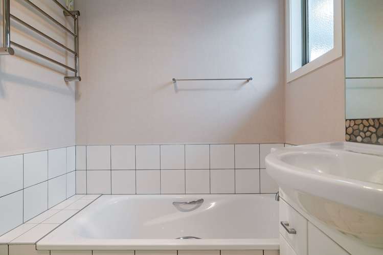 8 Saturn Crescent Milson_23