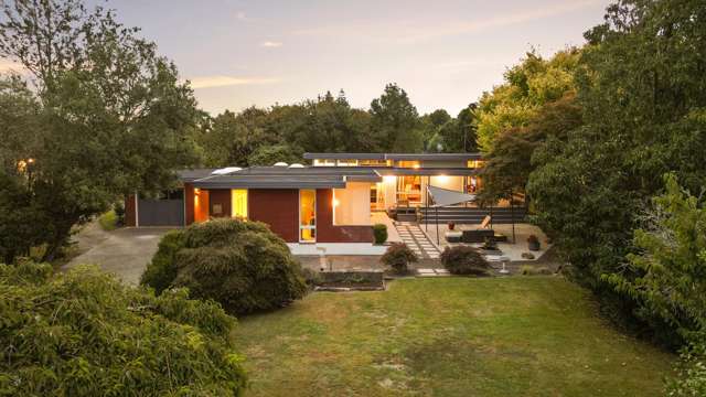 70's Gem - Two Dwellings - 1 Ha of Land