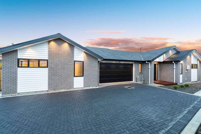 Stylish Single-Level Living with Legal Income