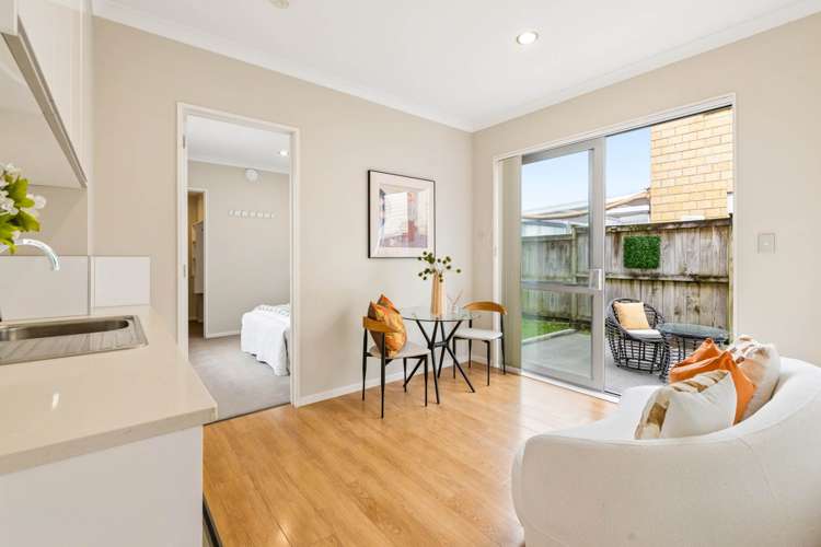 4 Sunglade Grove Flat Bush_16
