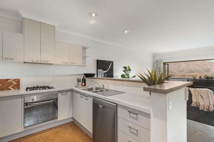 19b Wynyard Crescent Fernhill/Sunshine Bay_10