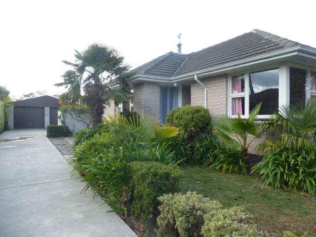 ** TIDY 3 BEDROOM & DOUBLE GARAGE **