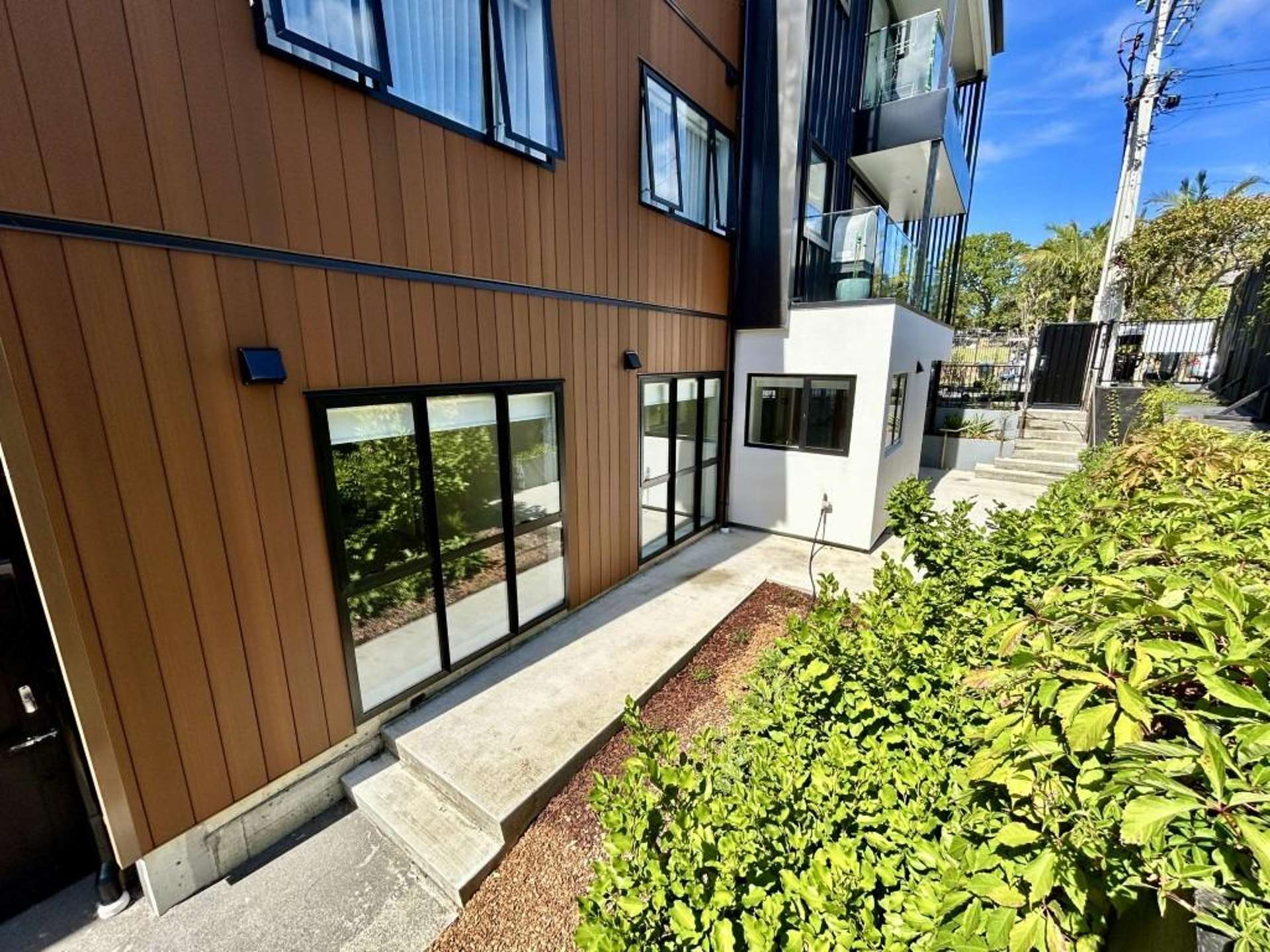 10/64 (64c) Coronation Road 1712_0