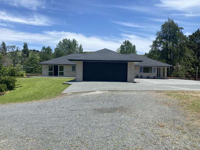 SPACIOUS 300m? BRICK & TILE HOME - RURAL LIVING JUST MINUTES FROM OREWA