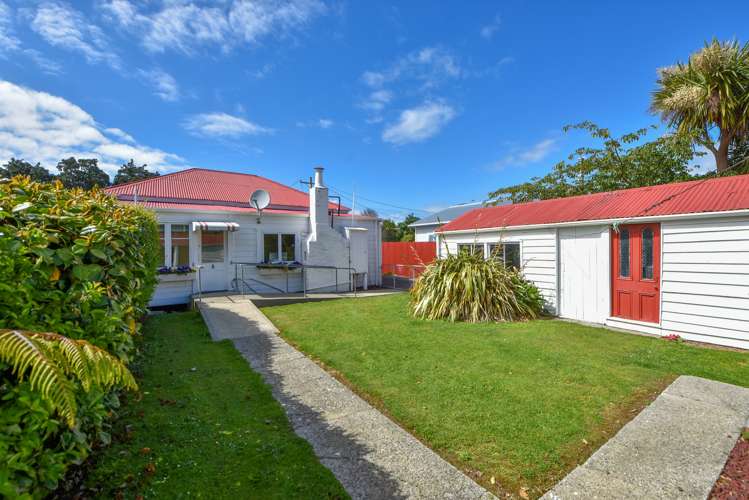 212 High Street South Carterton_1