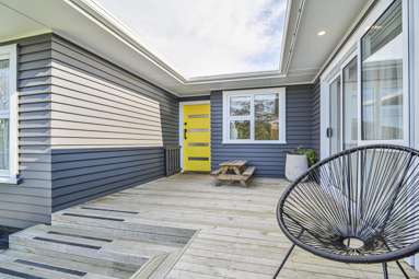 402 Murdoch Road West_4