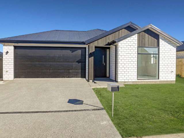 ROLLESTON -3 BEDROOMS, 2 BATHROOMS, HEATPUMP, INTERNAL ACCESS DOUBLE GARAGE