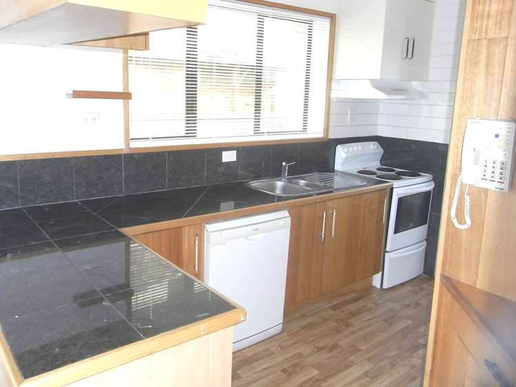 6 Windermere Crescent Blockhouse Bay_2