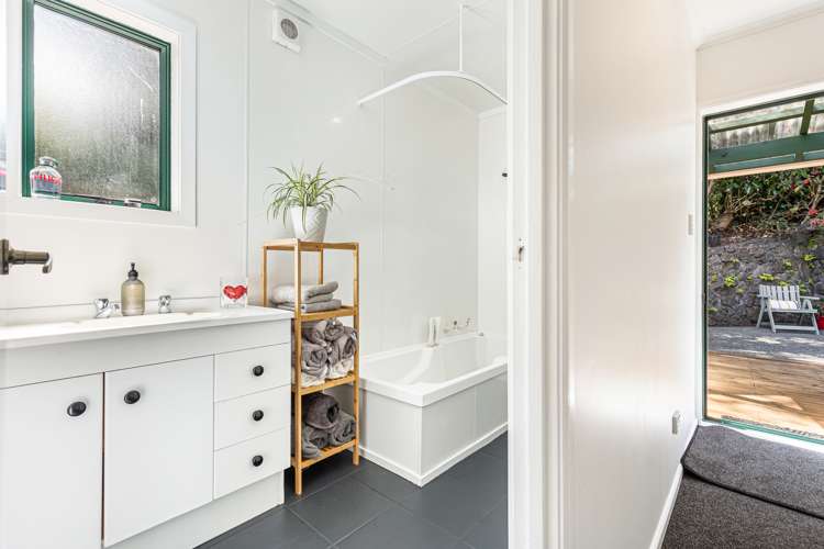 92 Scenic Drive Titirangi_11