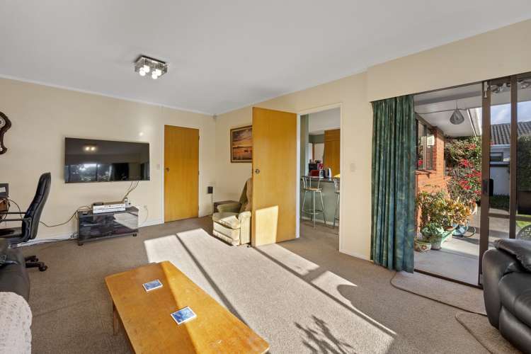 22 Mcenroe Grove Naenae_11