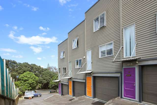 $749,000 - UNDER CV - MUST SELL