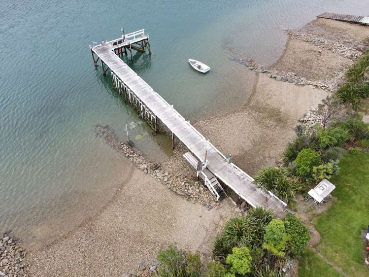 3126 Archers Road Tennyson Inlet_5