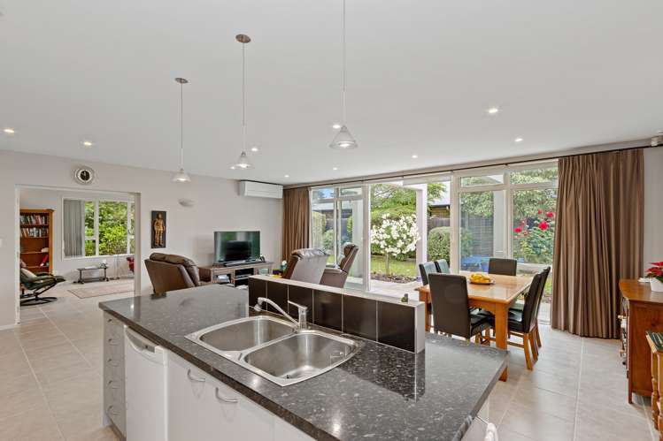 52 Broomfield Terrace Burwood_7