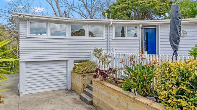 27 Colmar Road Mellons Bay_1