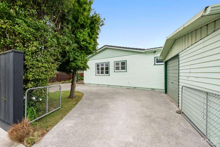 32 Hall Crescent Epuni_19
