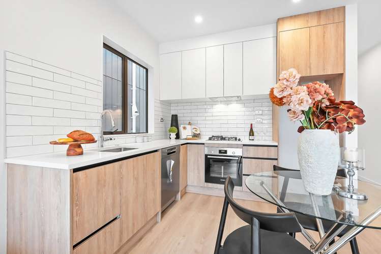 2/10 Starling Place_0