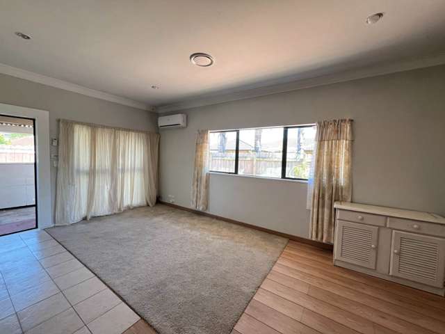 Generous 2 bedroom, Flat Bush