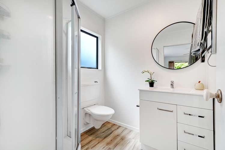 8 Stitchbird Close Murrays Bay_18