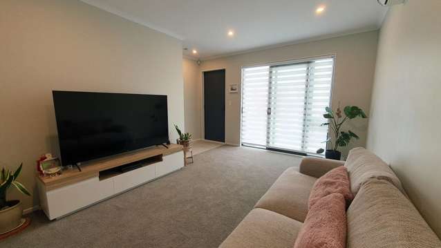 Near New 3 Bedroom Townhouse in Prime Hobsonville
