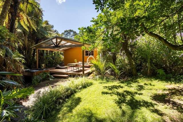 Classic Lockwood Charm in Lush Titirangi