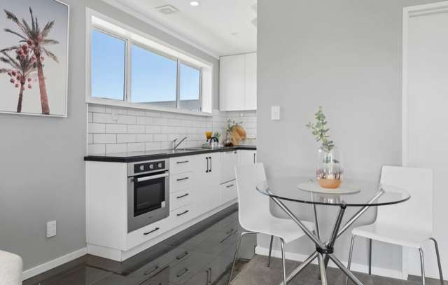 Sunny Merivale Apartment