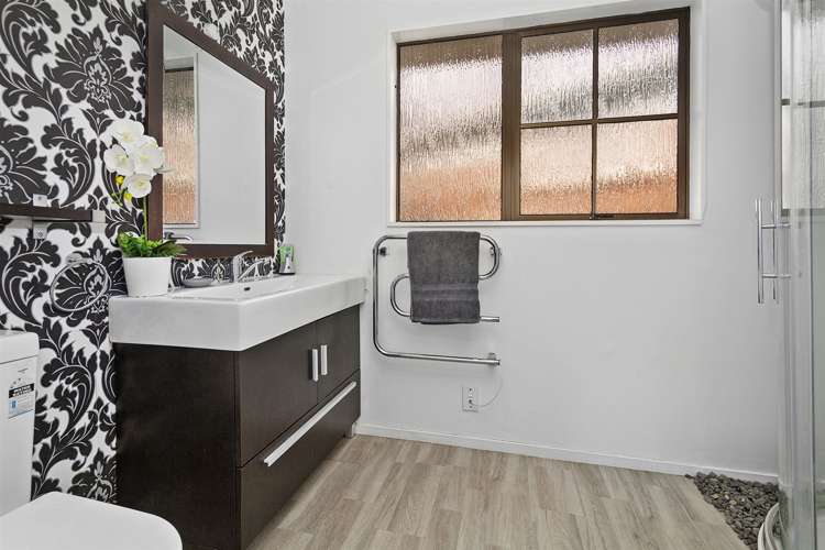 32 Collins Avenue Tawa_13