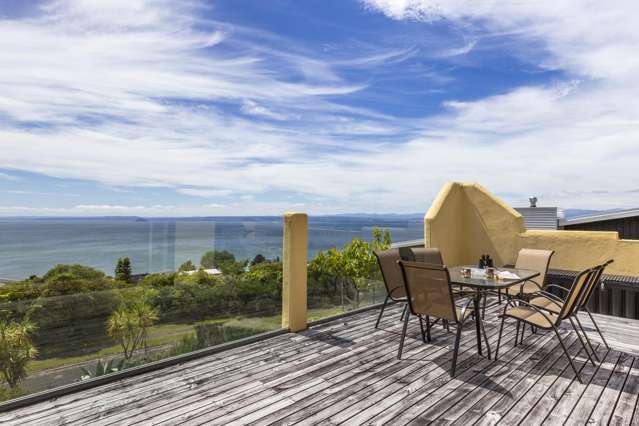 Front row living with uninterrupted lake views