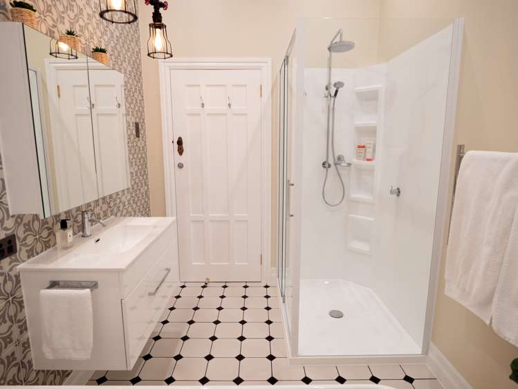 12 Wamphray Street Nightcaps_9