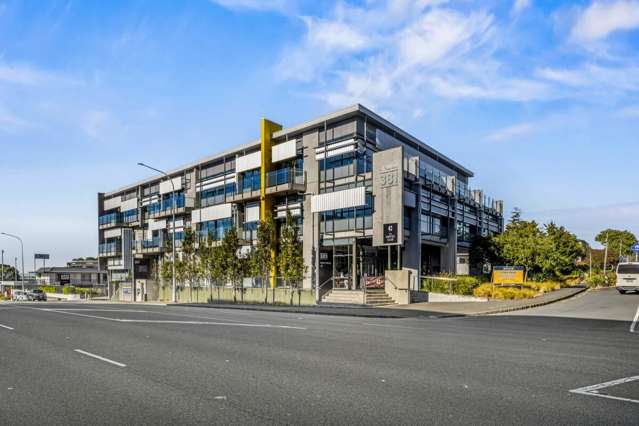 Large Deck with Full Fitout - Central Ellerslie