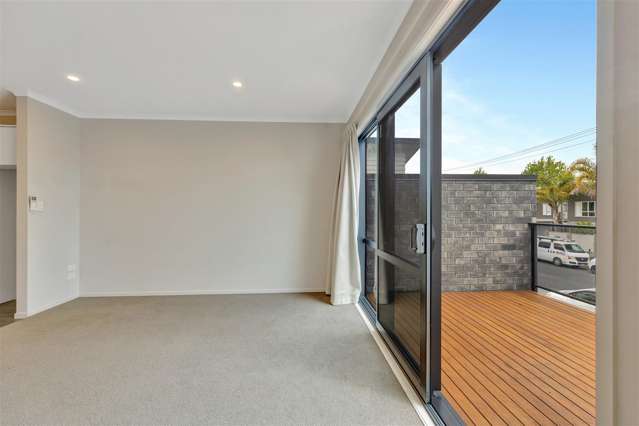 2/10 Charlemont Street Whitiora_4