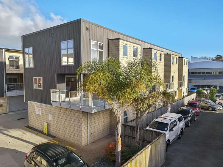2/9 Vialou Street Hamilton Central_16