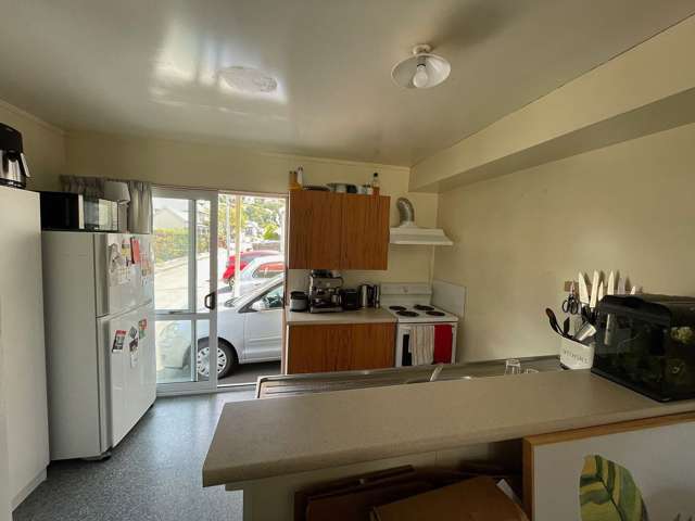 Great two bedroom unit, close to uni