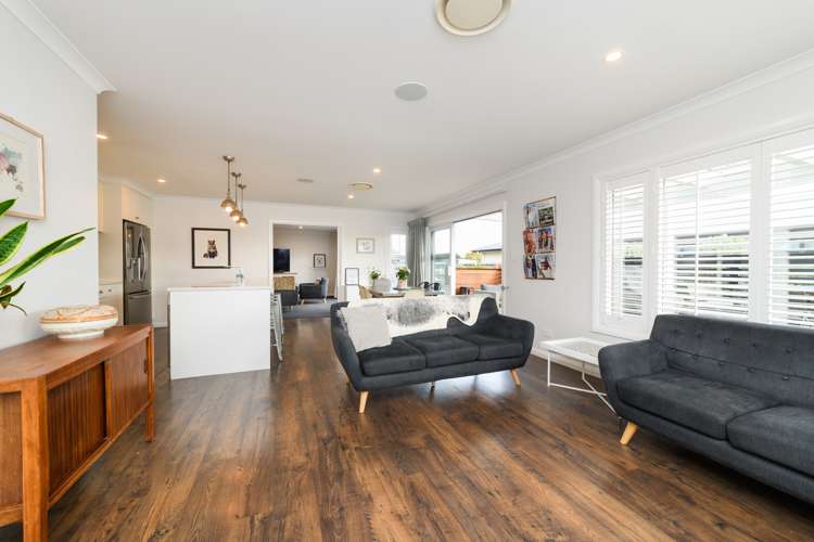 7 Roots Street East Feilding_19