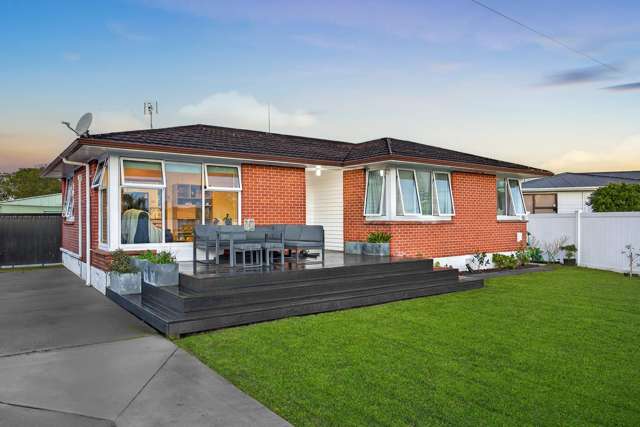 Tick All Your Boxes! Freehold, Brick, Modern!