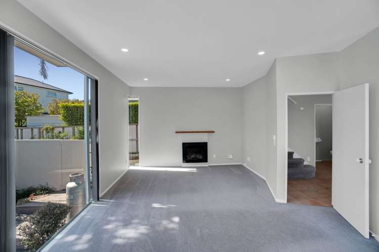 2/42 Churchill Road Murrays Bay_5