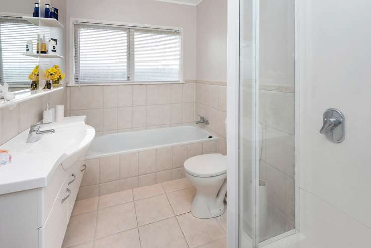 21 Seymour Road Mellons Bay_18