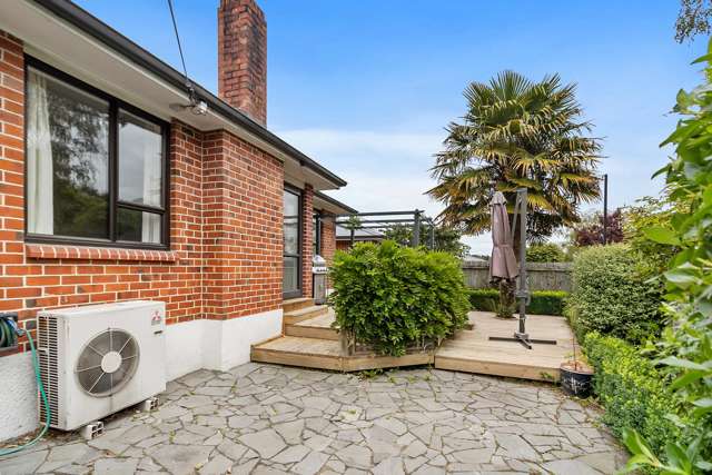 2025 Home Goals? Stunning Kitchen, Great Garaging