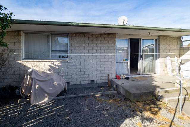 Sunny, spacious front unit