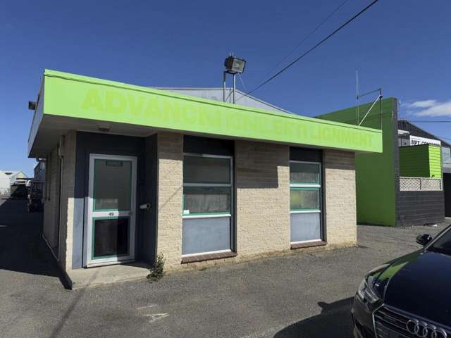 Onekawa Warehouse with 6 Carparks