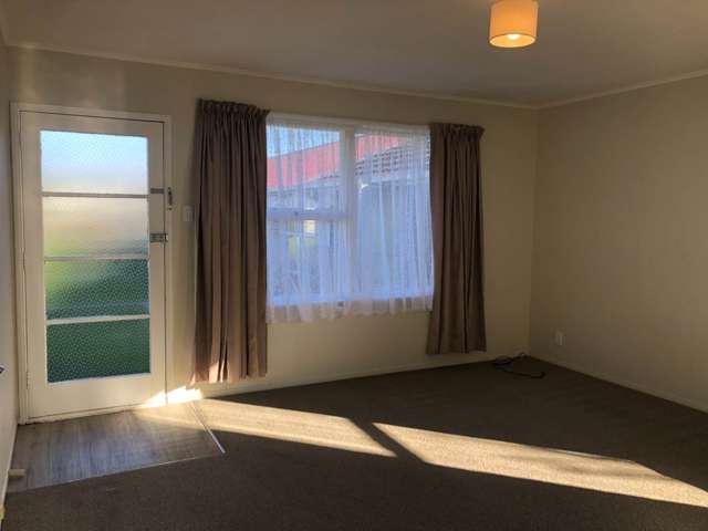 QUIET  SUNNY 2 BEDROOM UNIT,  GLADSTONE SCHOOL...