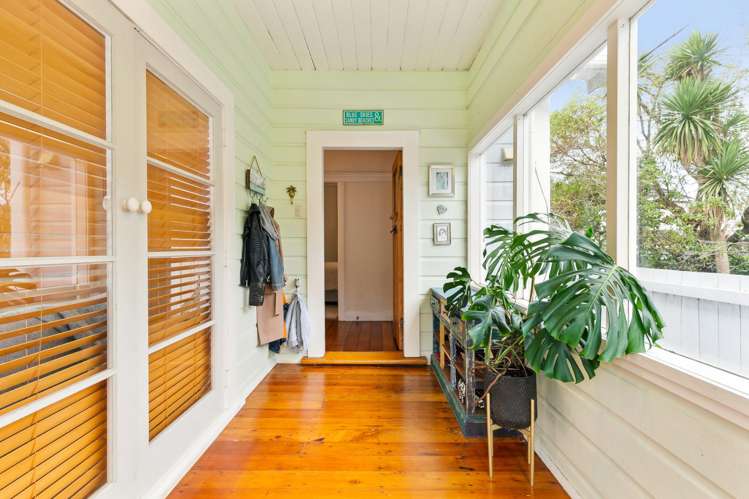 159 Queens Drive Lyall Bay_22