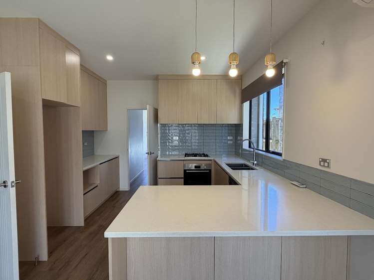 21 Eros Road 10673_2