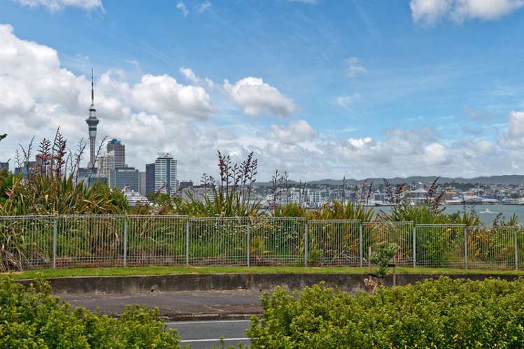 2/140 Calliope Road Stanley Point_0