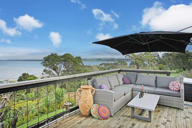 Bungalow with Ocean Views and Sleepout for Guests